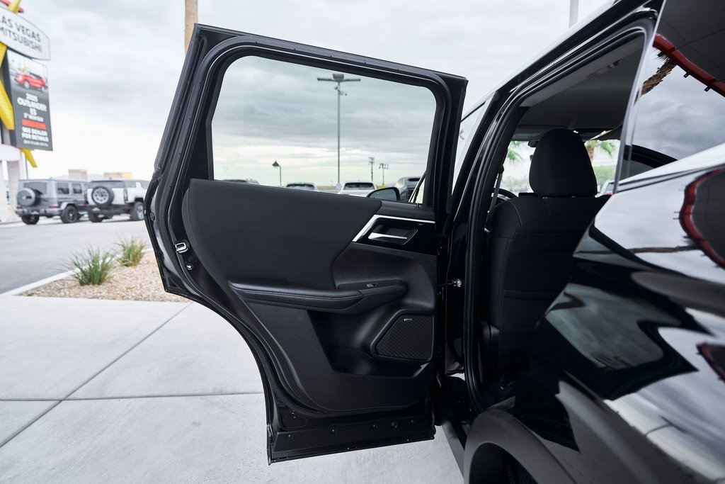 Used 2025 Mitsubishi Outlander ES image 18