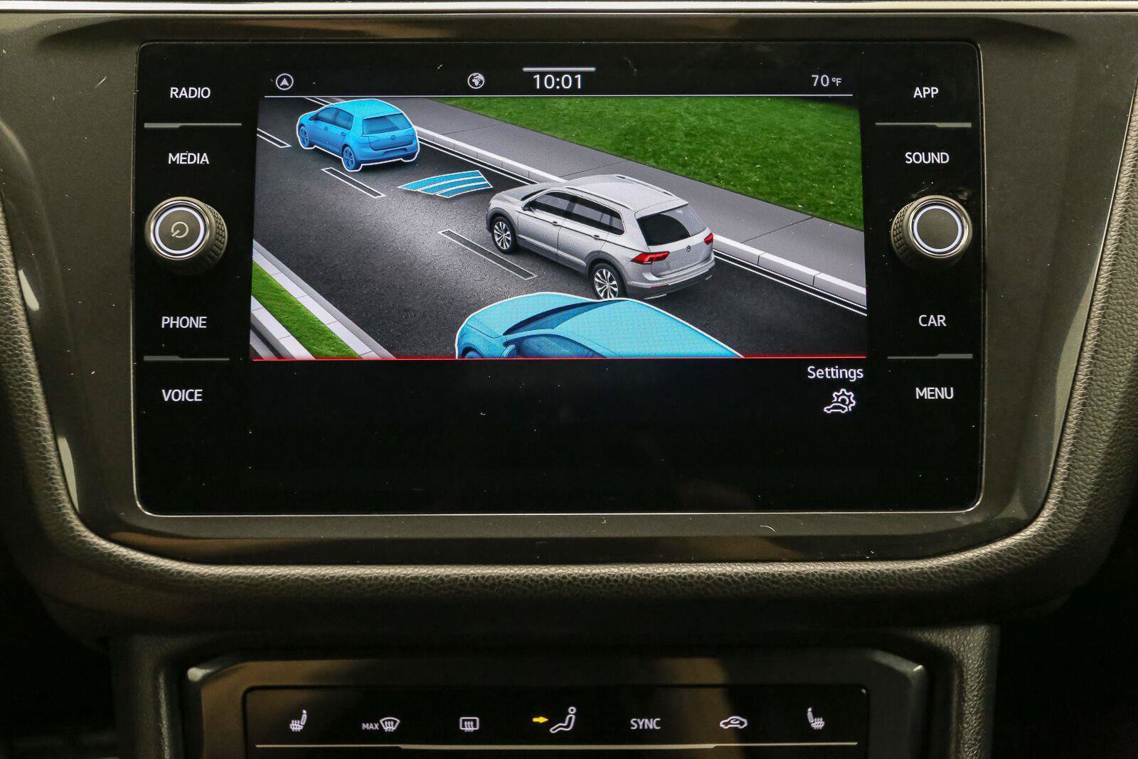 Certified 2024 Volkswagen Tiguan SE R-Line FWD image 32