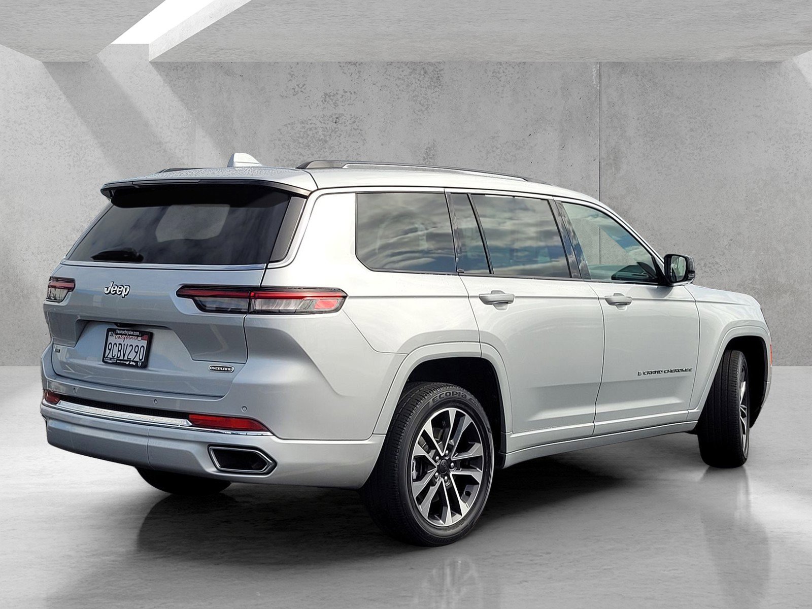 Used 2022 Jeep Grand Cherokee L Overland RWD image 4