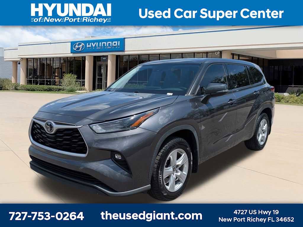 Used 2021 Toyota Highlander LE image 1