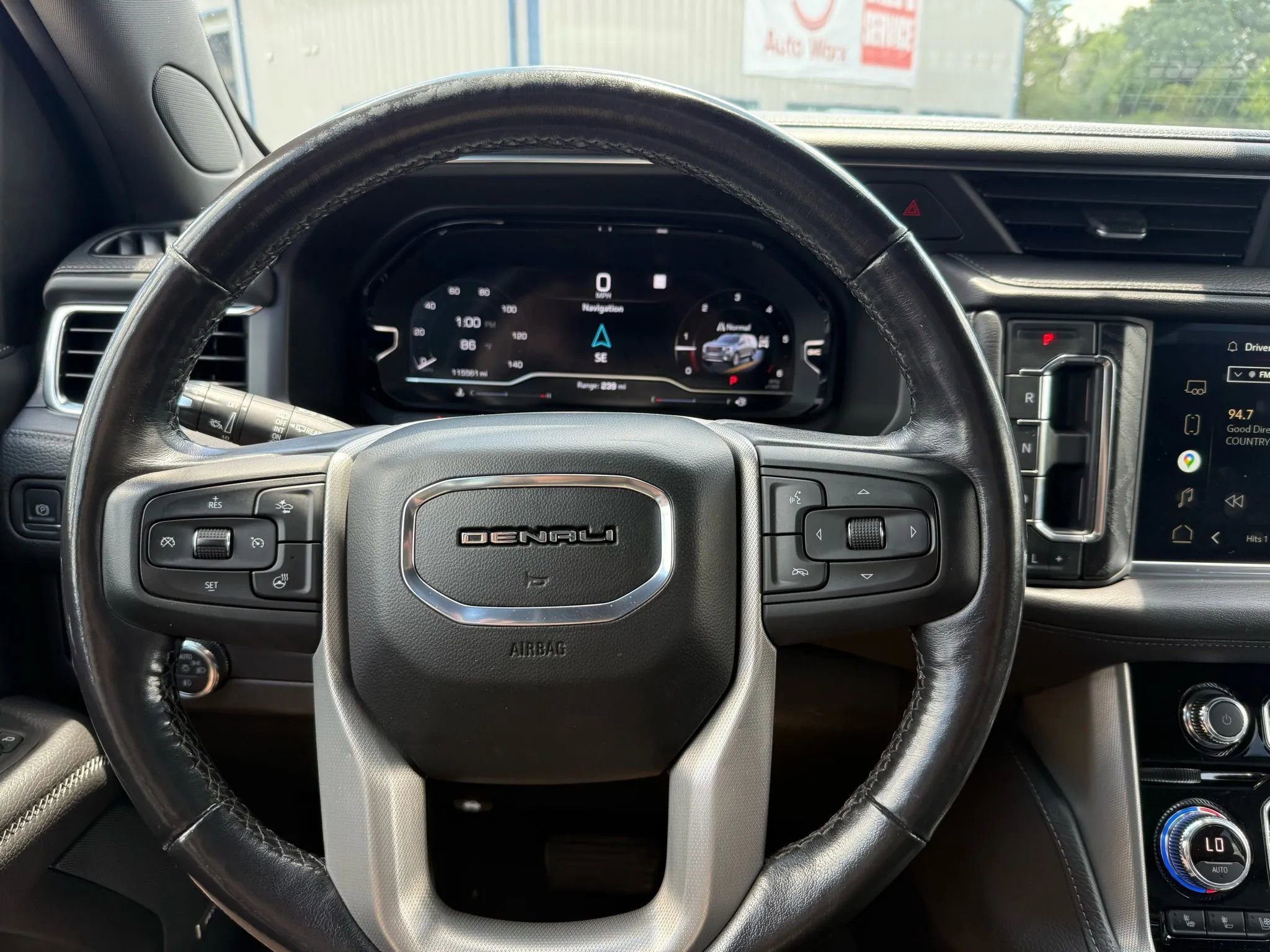 Used 2022 GMC Yukon XL Denali image 12