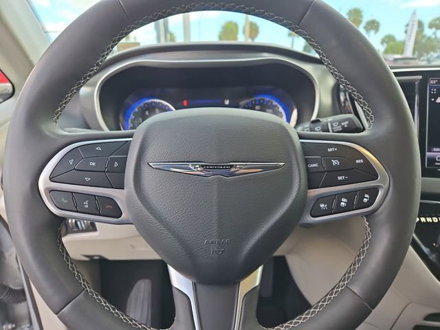 Used 2024 Chrysler Pacifica Touring-L image 21