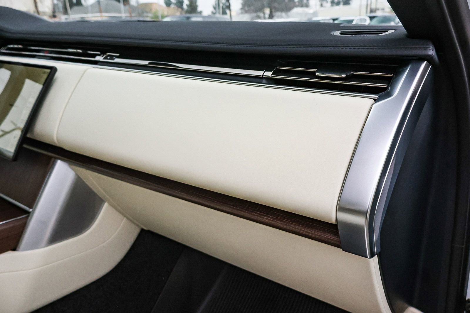 New 2026 Land Rover Range Rover SE image 18