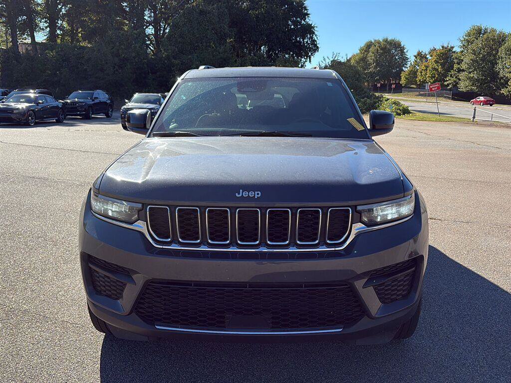 Used 2025 Jeep Grand Cherokee Laredo RWD image 2