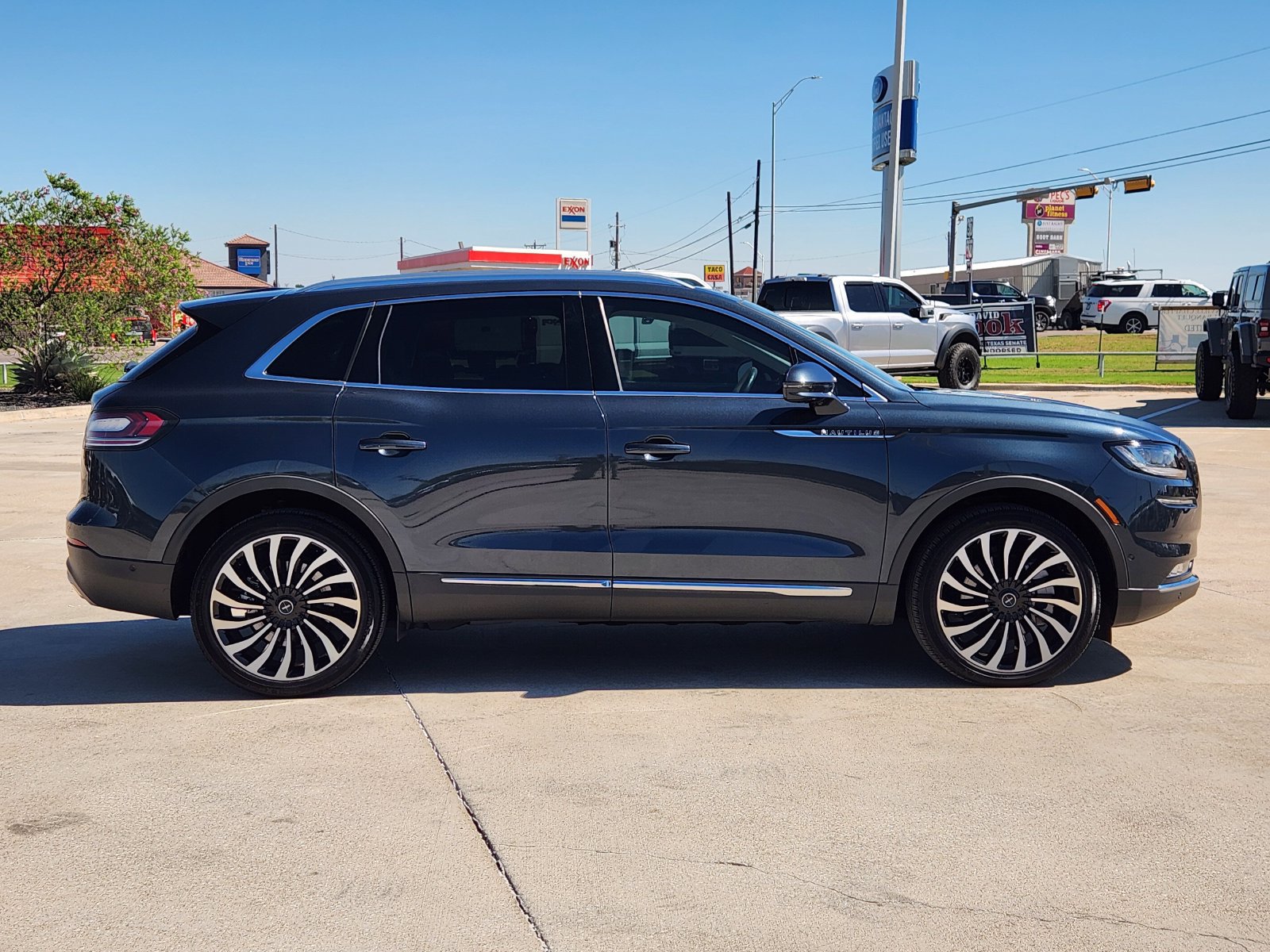 Used 2022 Lincoln Nautilus Black Label w/ Class II Trailer Tow Package AWD/4WD image 7
