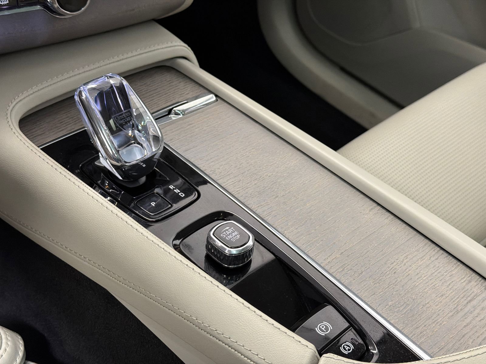 Used 2024 Volvo XC90 T8 Ultimate w/ Lounge Package image 31