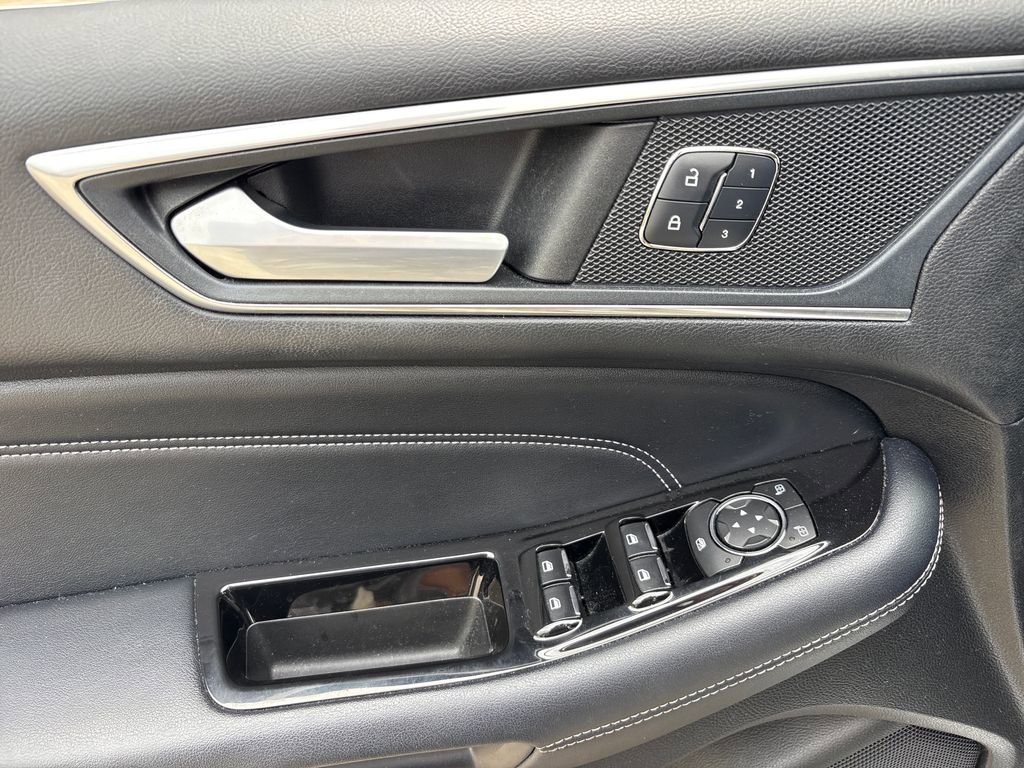 Used 2018 Ford Edge Titanium image 16