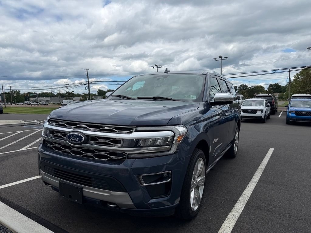 Used 2022 Ford Expedition Platinum AWD/4WD image 2