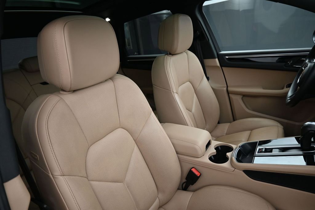 Certified 2023 Porsche Macan Turbo AWD/4WD image 28