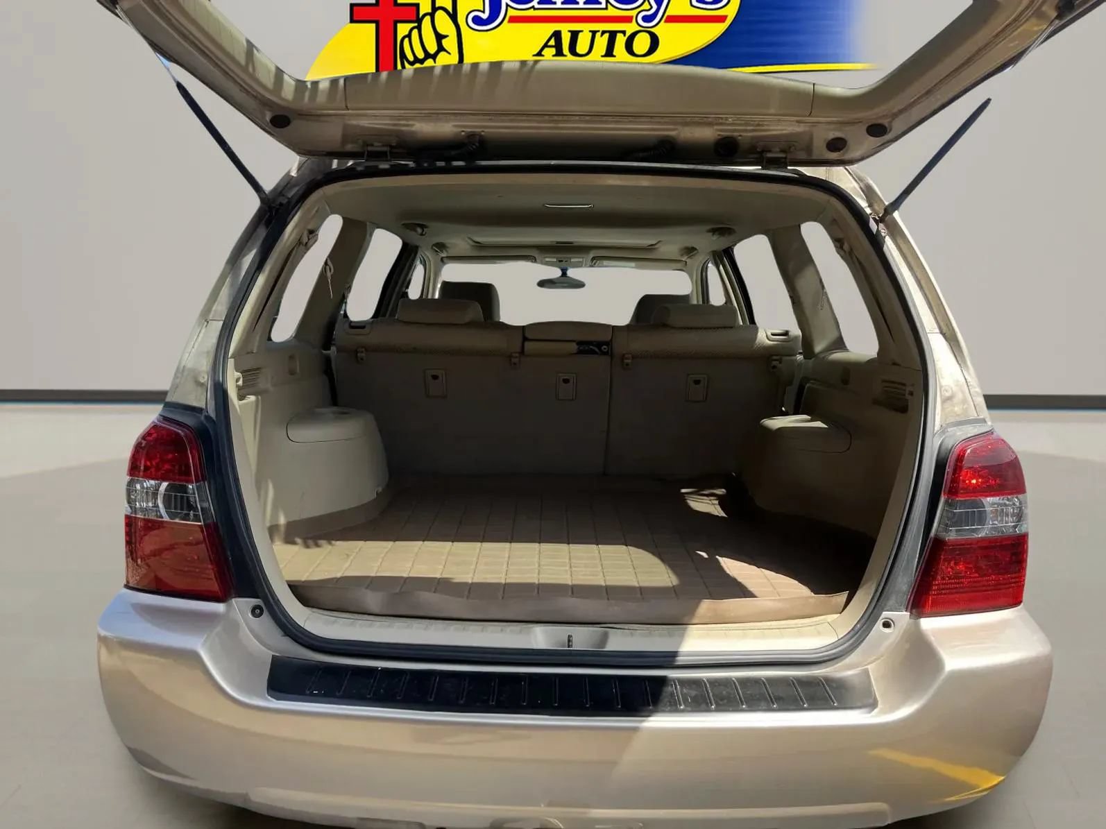 Used 2005 Toyota Highlander 4WD V6 w/ 3rd Row image 8