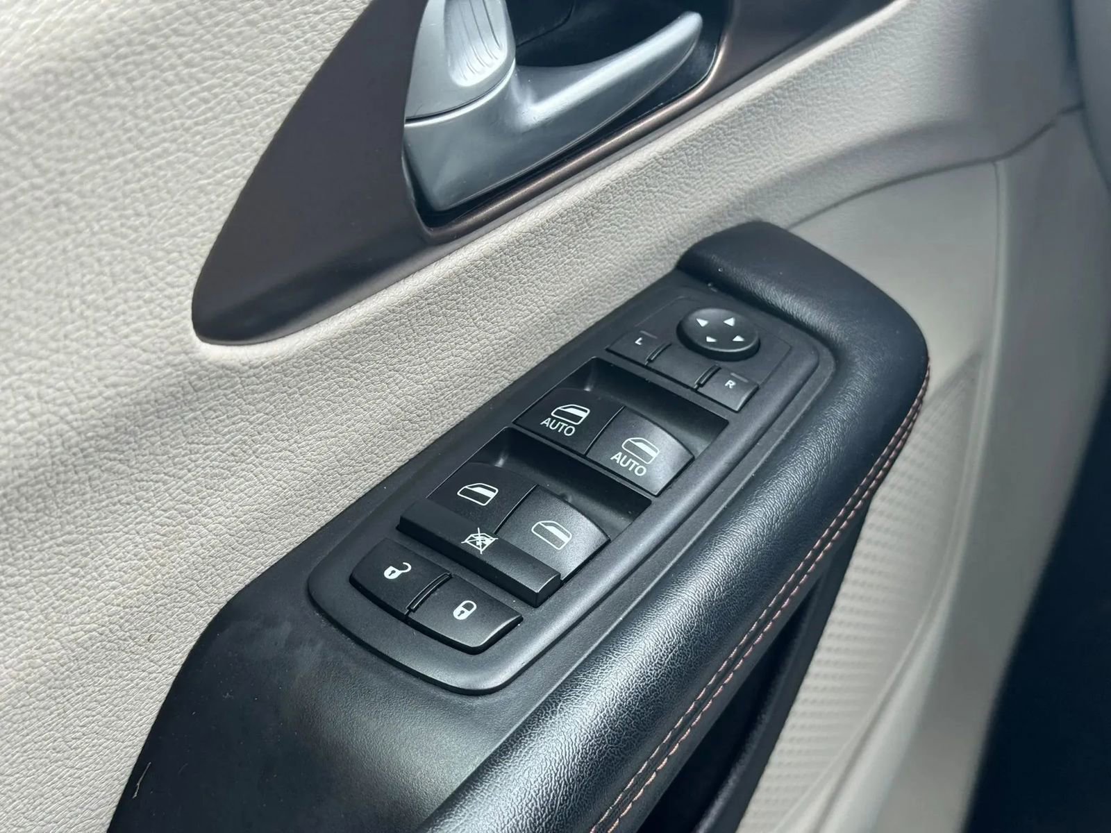 Used 2017 Chrysler Pacifica Touring-L FWD image 28