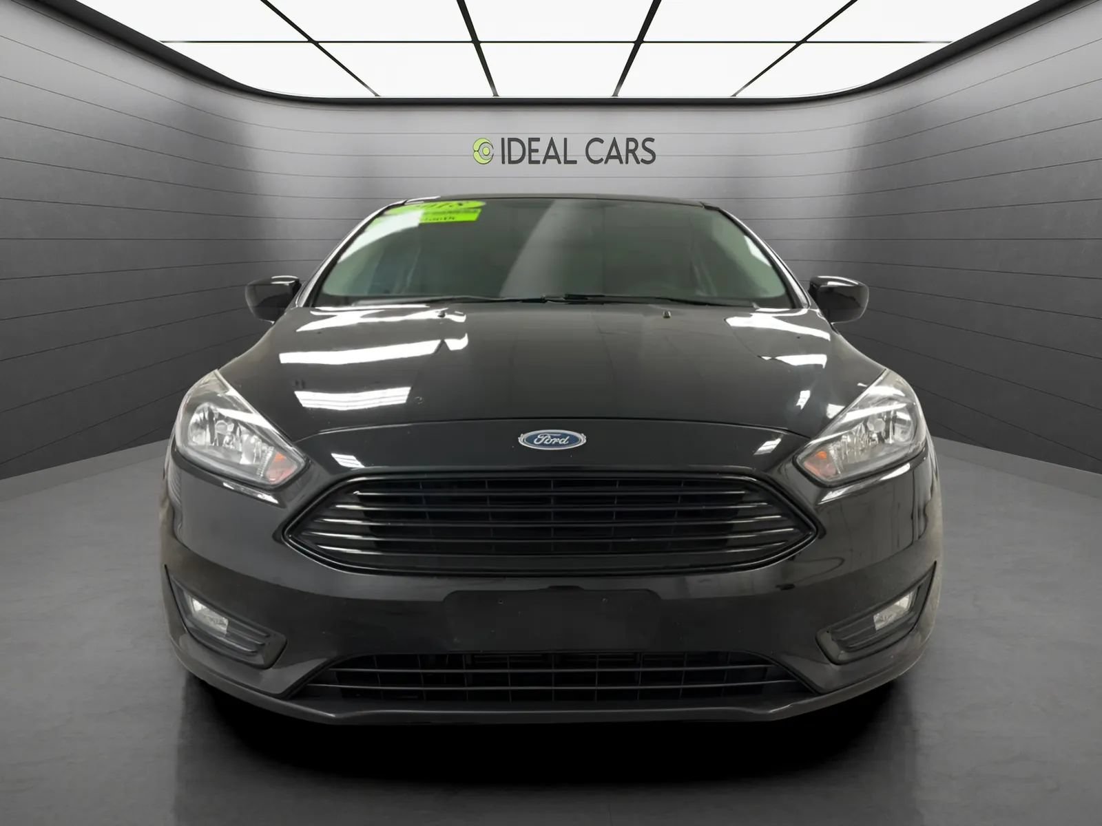 Used 2018 Ford Focus SE w/ SE Appearance Package FWD image 2