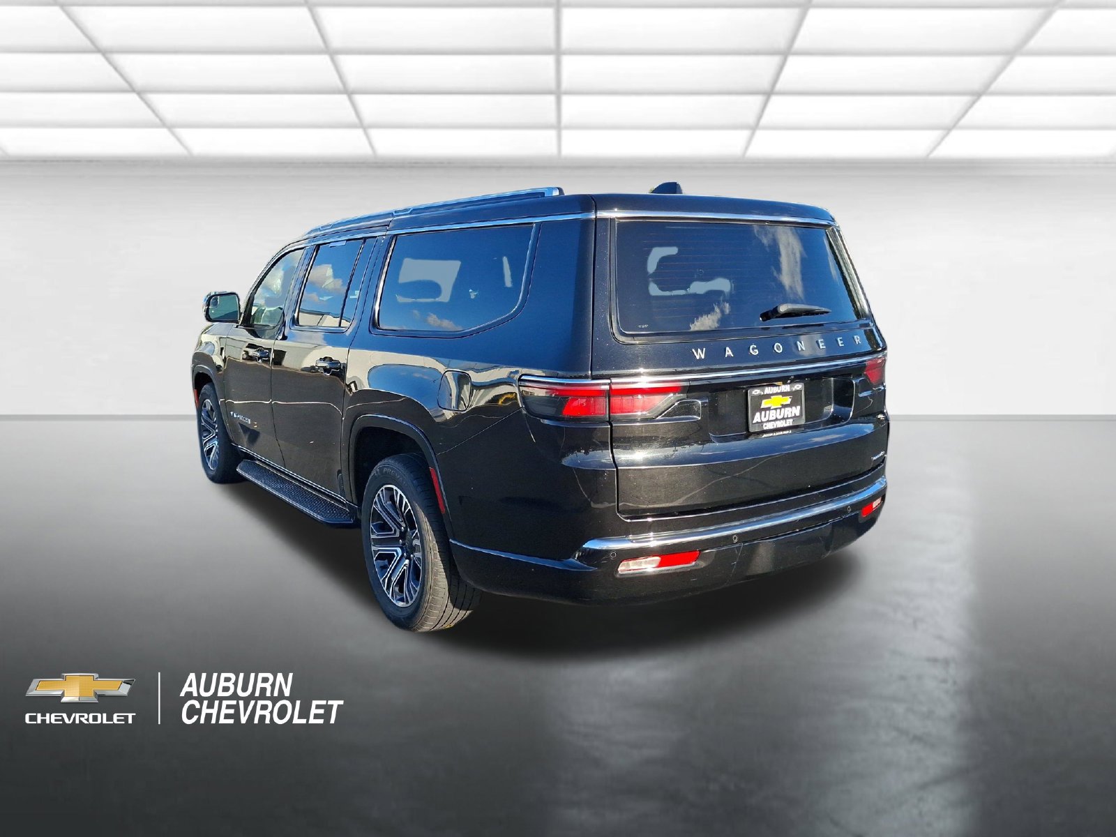 Used 2024 Jeep Wagoneer L Series II AWD/4WD image 5