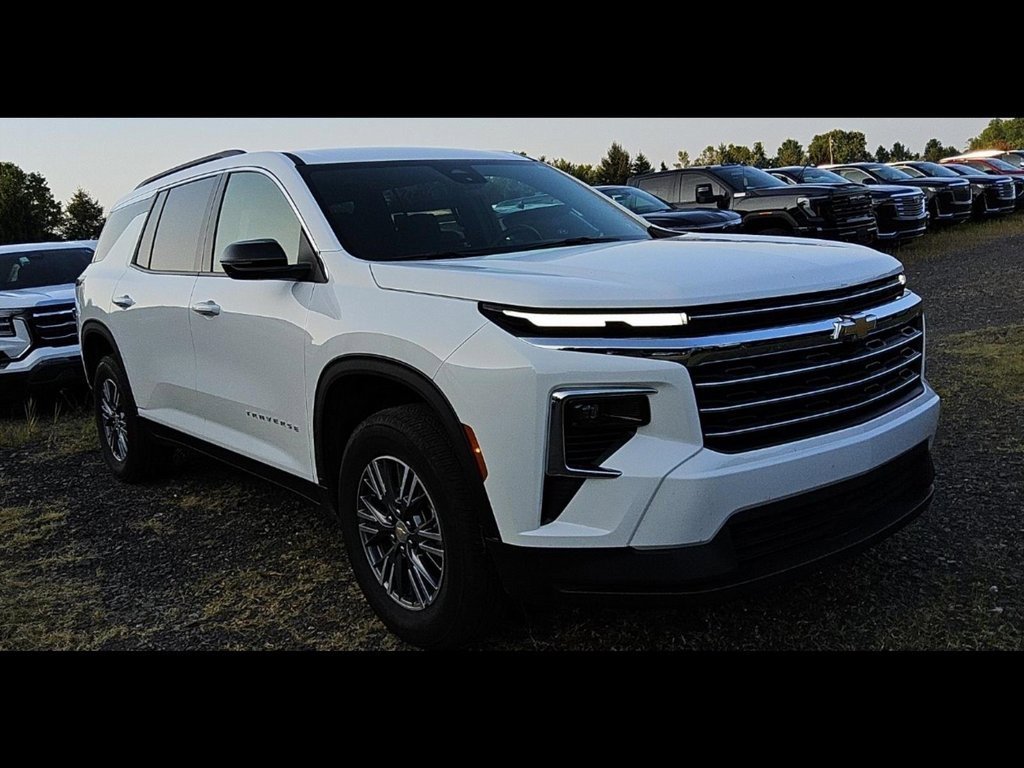 Used 2025 Chevrolet Traverse LT image 4