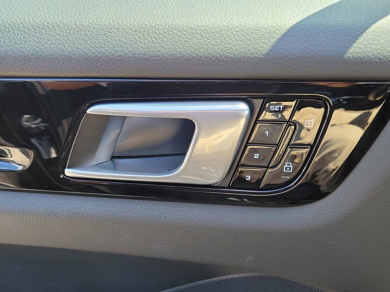 Used 2021 Porsche Cayenne S image 18