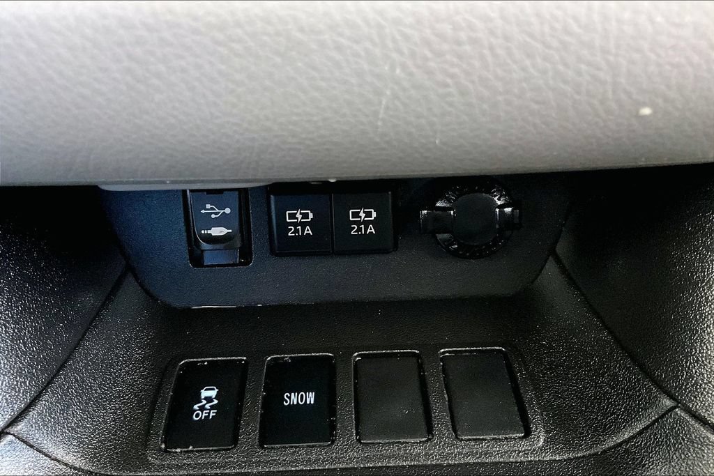 Used 2019 Toyota Highlander XLE w/ Carpet Mat Package (TMS) FWD image 16