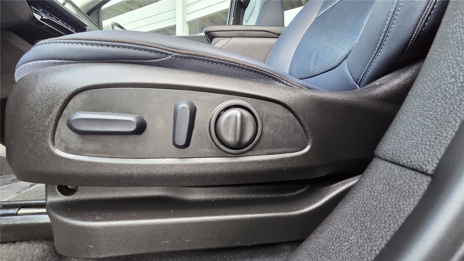 Used 2023 Chevrolet Bolt EUV Premier FWD image 16