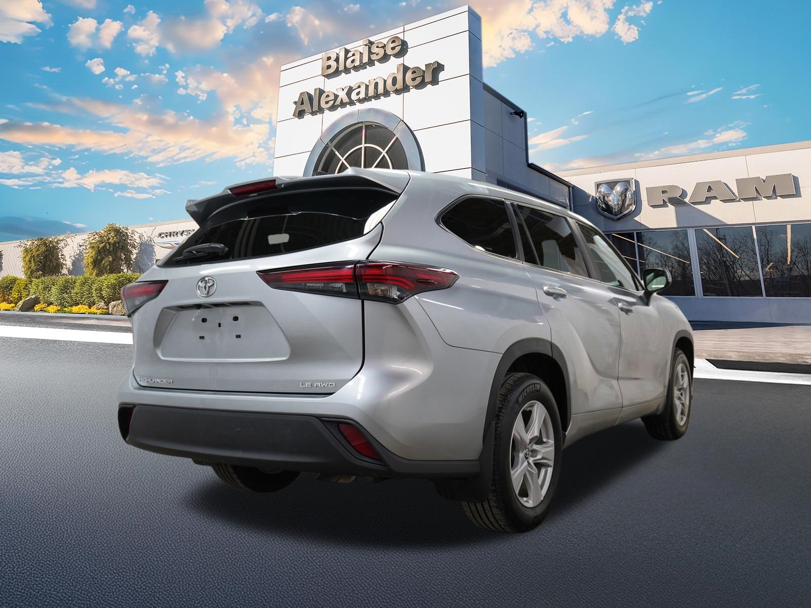 Used 2024 Toyota Highlander LE image 8