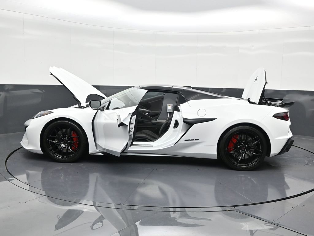 Used 2025 Chevrolet Corvette Z06 image 32