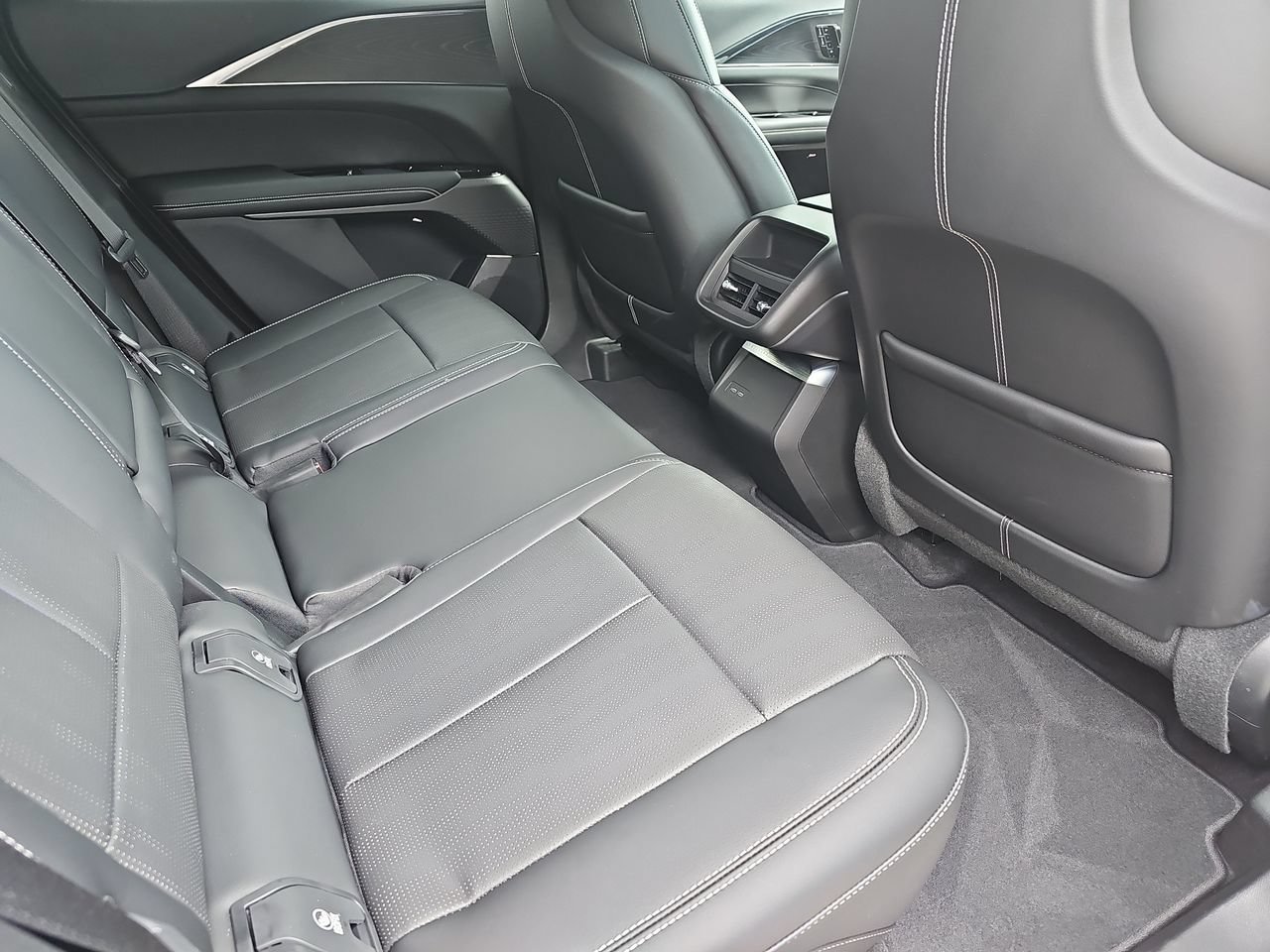 Used 2024 Cadillac Lyriq Luxury w/ LPO, Floor Liner Package RWD image 11