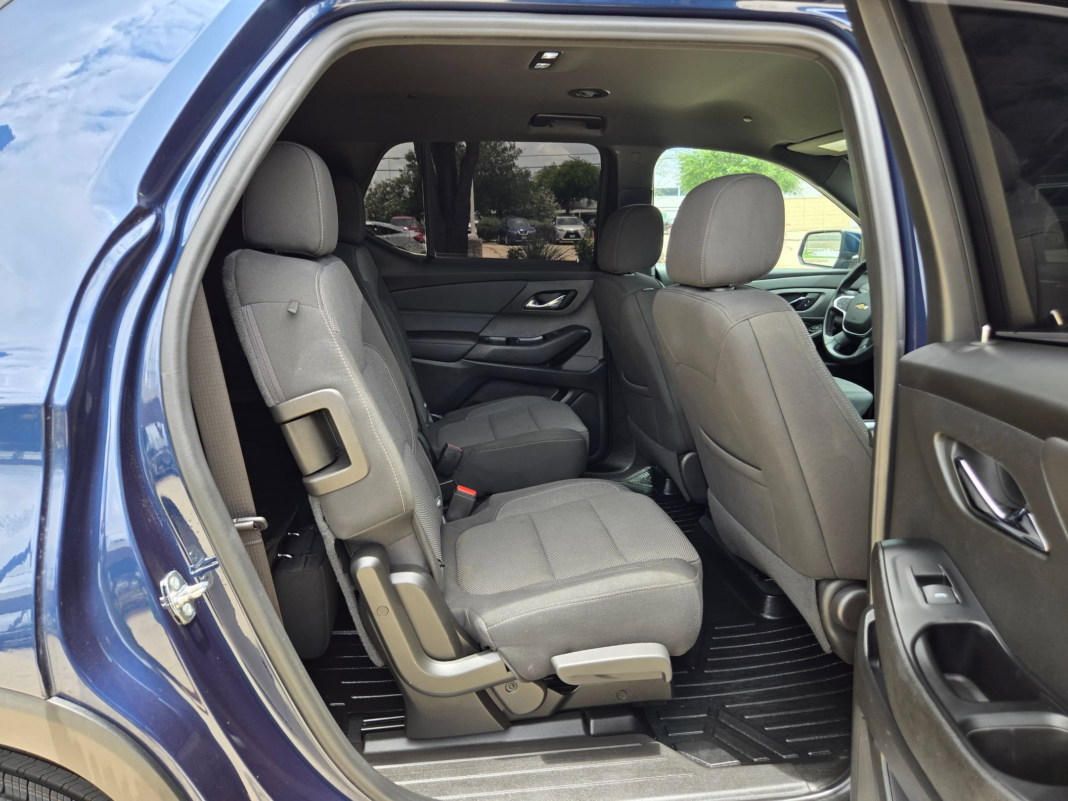 Used 2022 Chevrolet Traverse LT FWD image 23