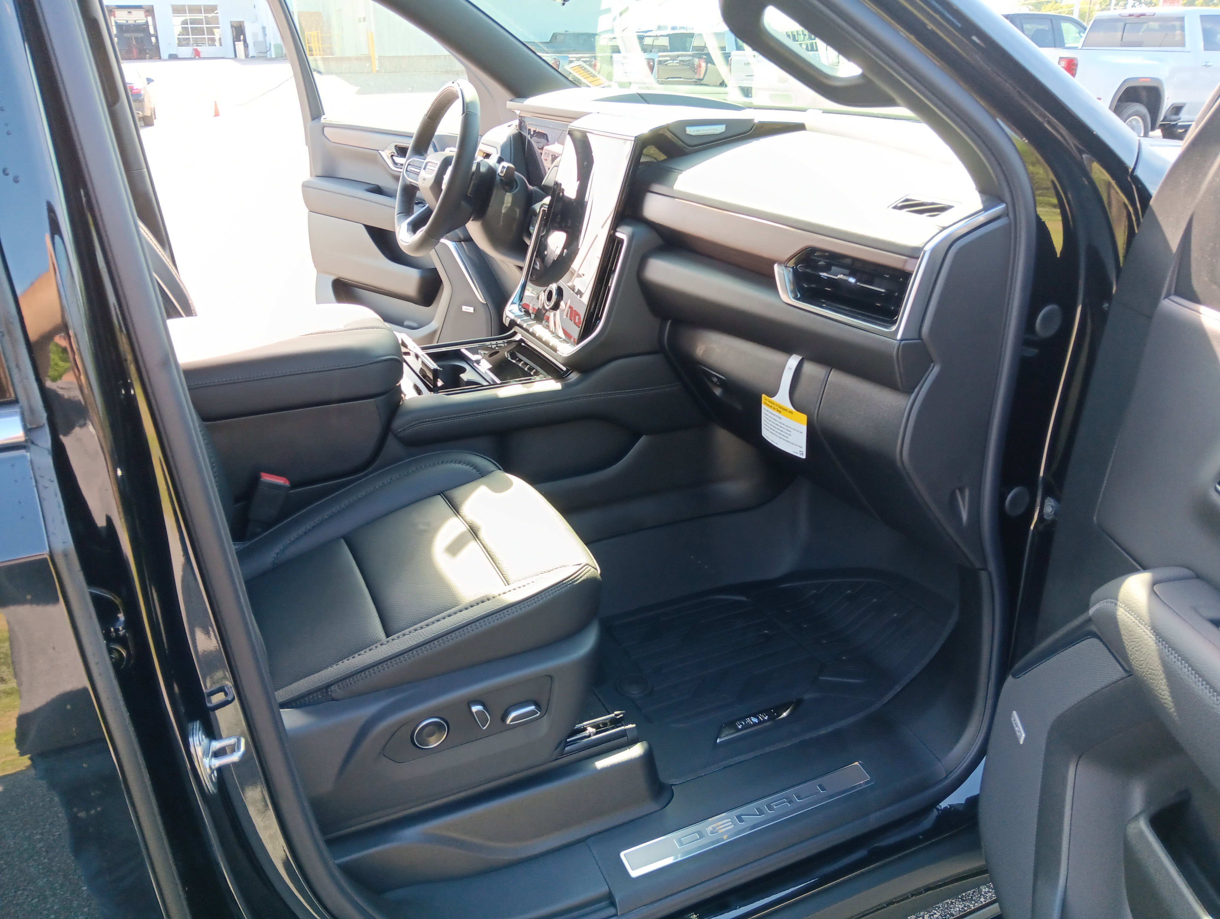 New 2026 GMC Yukon Denali w/ Denali Reserve Package AWD/4WD image 19