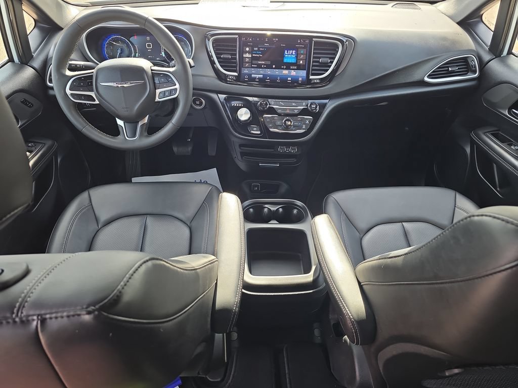 Used 2025 Chrysler Pacifica Select FWD image 30