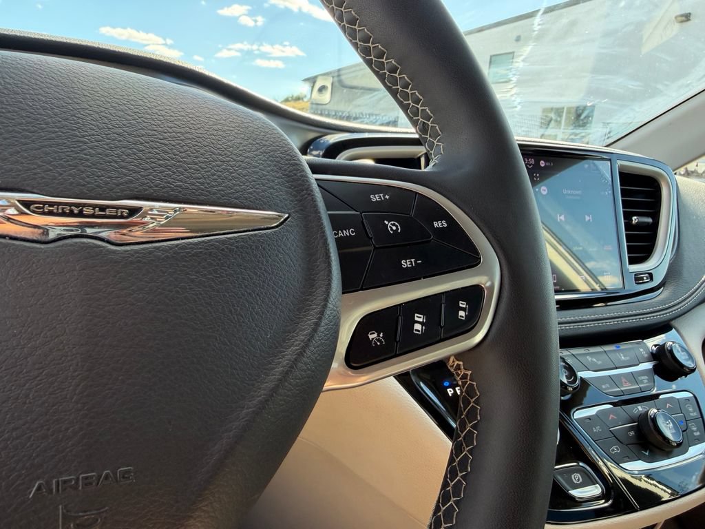 Used 2023 Chrysler Pacifica Touring-L FWD image 7