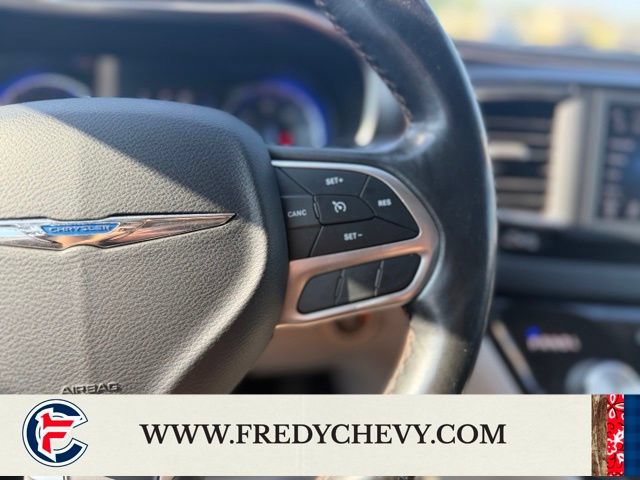 Used 2020 Chrysler Pacifica Touring-L FWD image 17