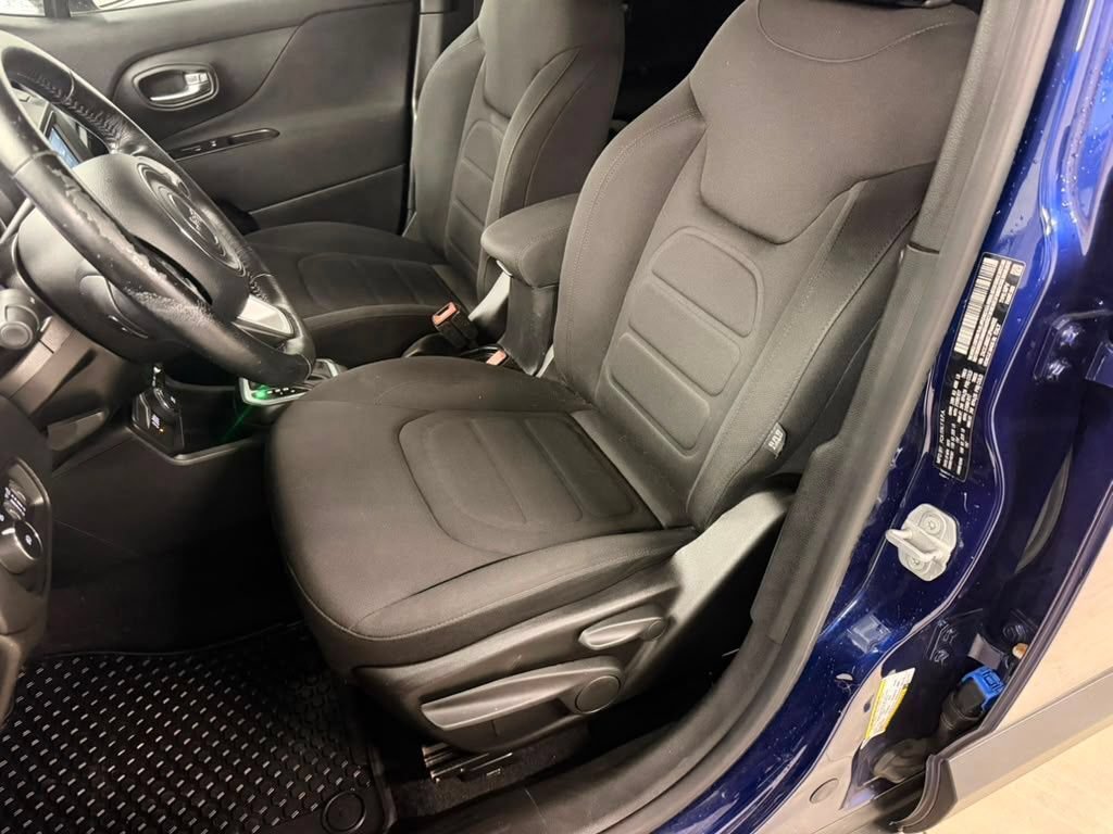 Used 2018 Jeep Renegade Latitude w/ Cold Weather Group AWD/4WD image 33