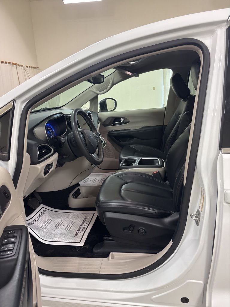 Used 2023 Chrysler Pacifica Touring-L FWD image 11
