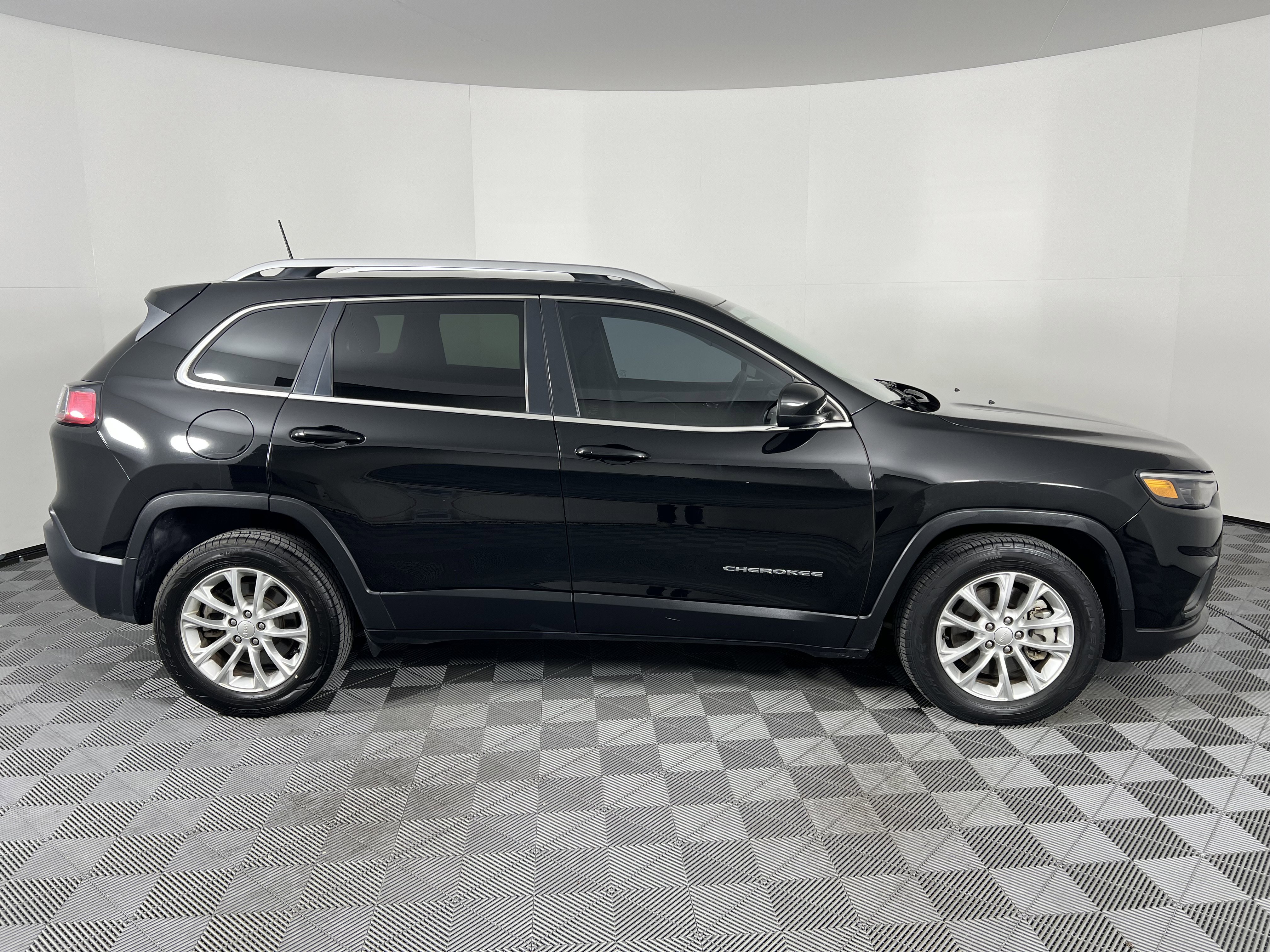 Used 2019 Jeep Cherokee Latitude w/ Popular Appearance Group image 14