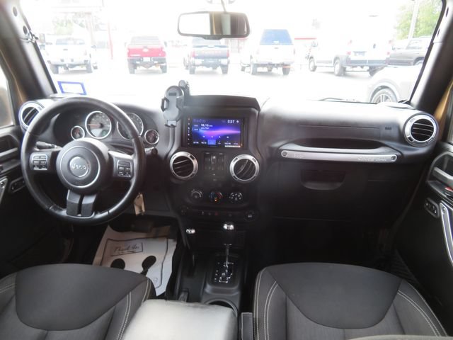 Used 2015 Jeep Wrangler Unlimited Sahara w/ Connectivity Group AWD/4WD image 19