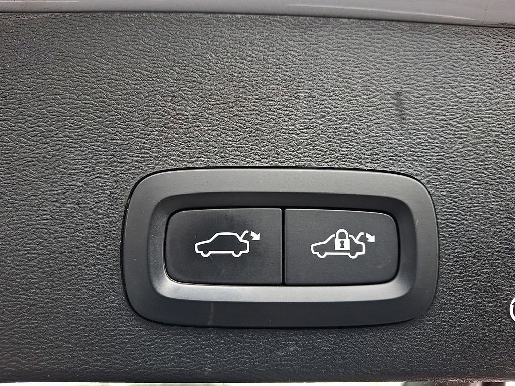 Used 2022 Volvo XC40 P8 Recharge Ultimate image 32