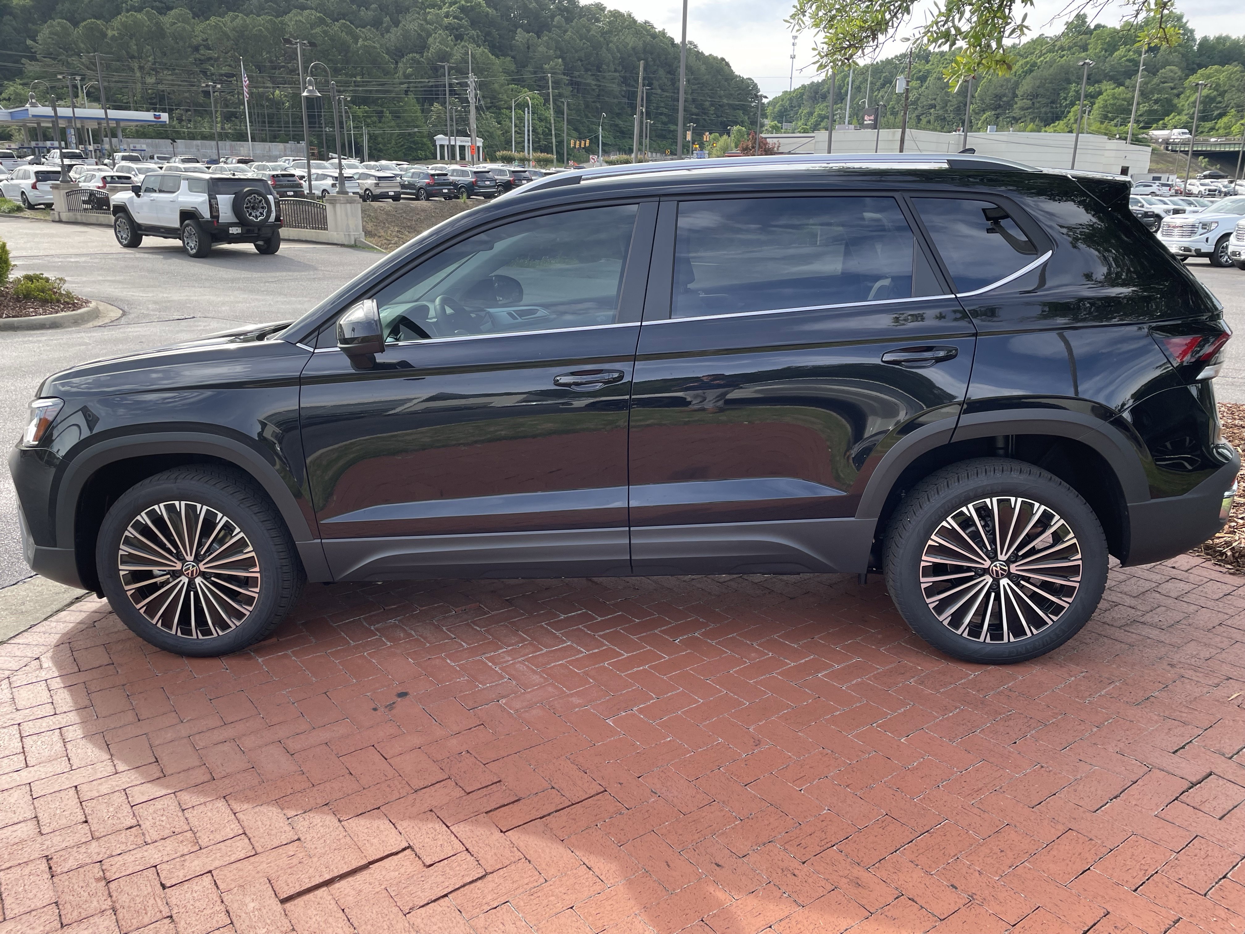 New 2026 Volkswagen Taos SE FWD image 7