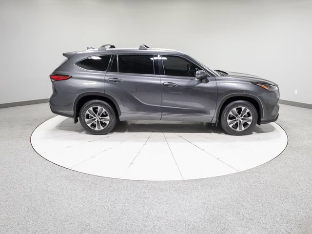 Used 2022 Toyota Highlander XLE AWD/4WD image 9