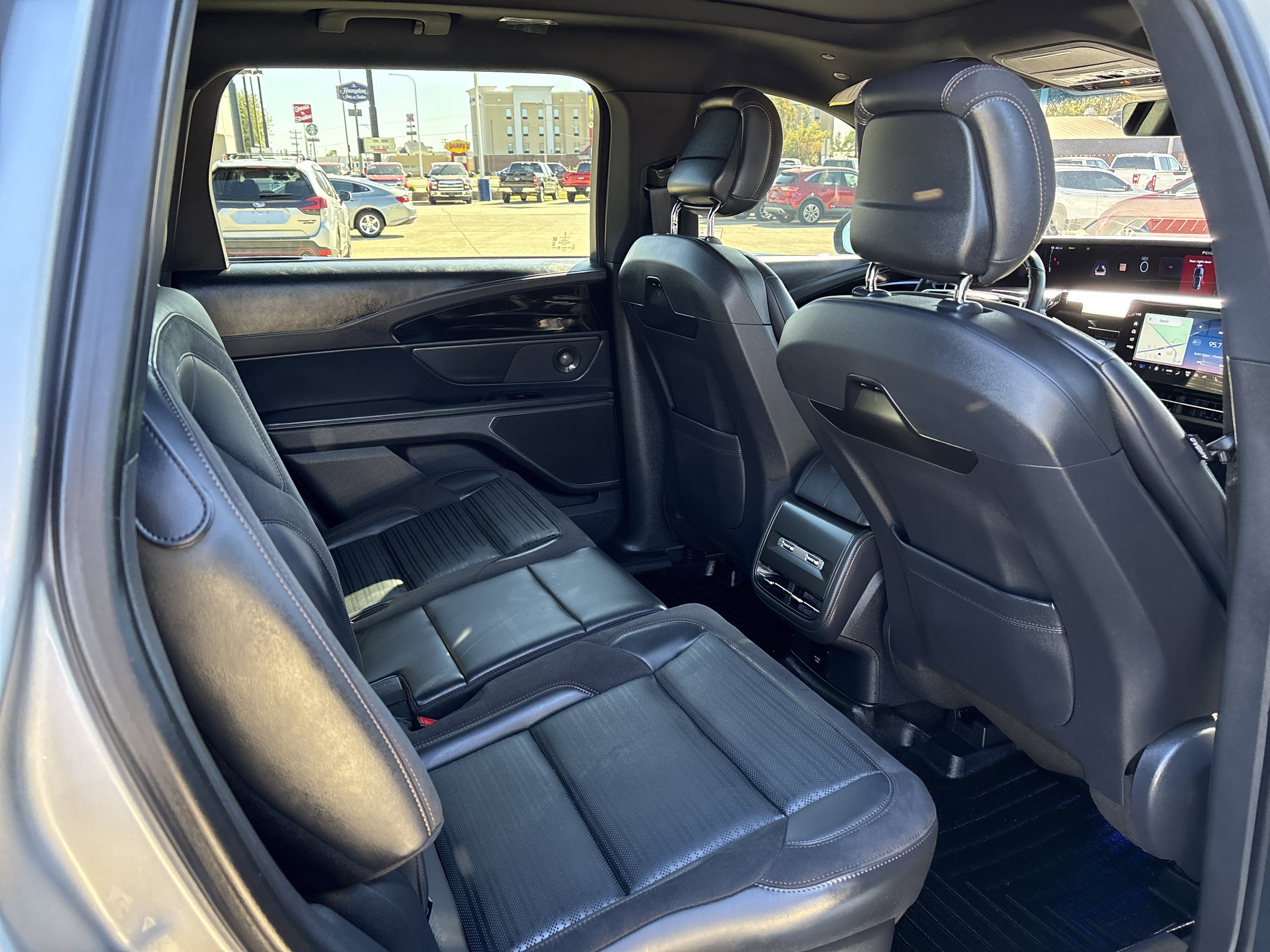 Used 2024 Lincoln Nautilus Reserve w/ Equipment Group 202A image 8