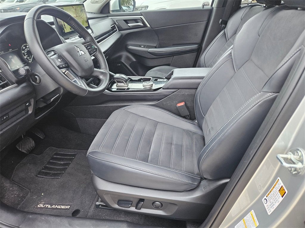 Used 2025 Mitsubishi Outlander SE image 11