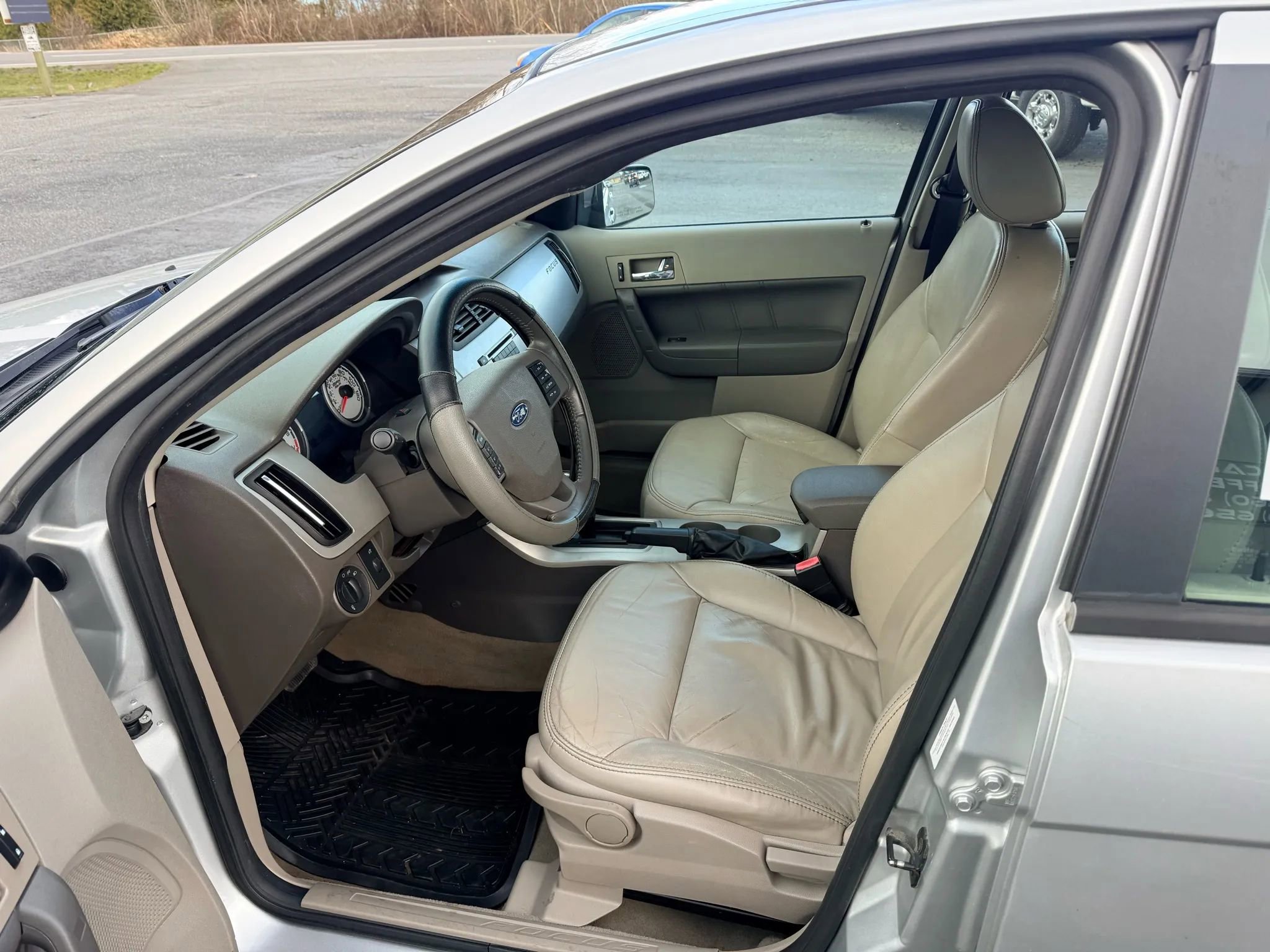 Used 2010 Ford Focus SEL FWD image 10