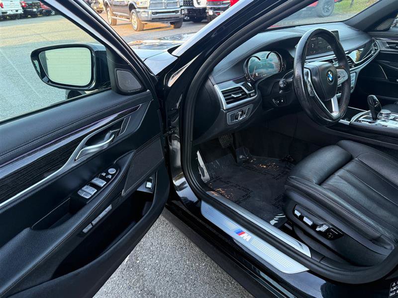 Used 2018 BMW 750i xDrive AWD/4WD image 34