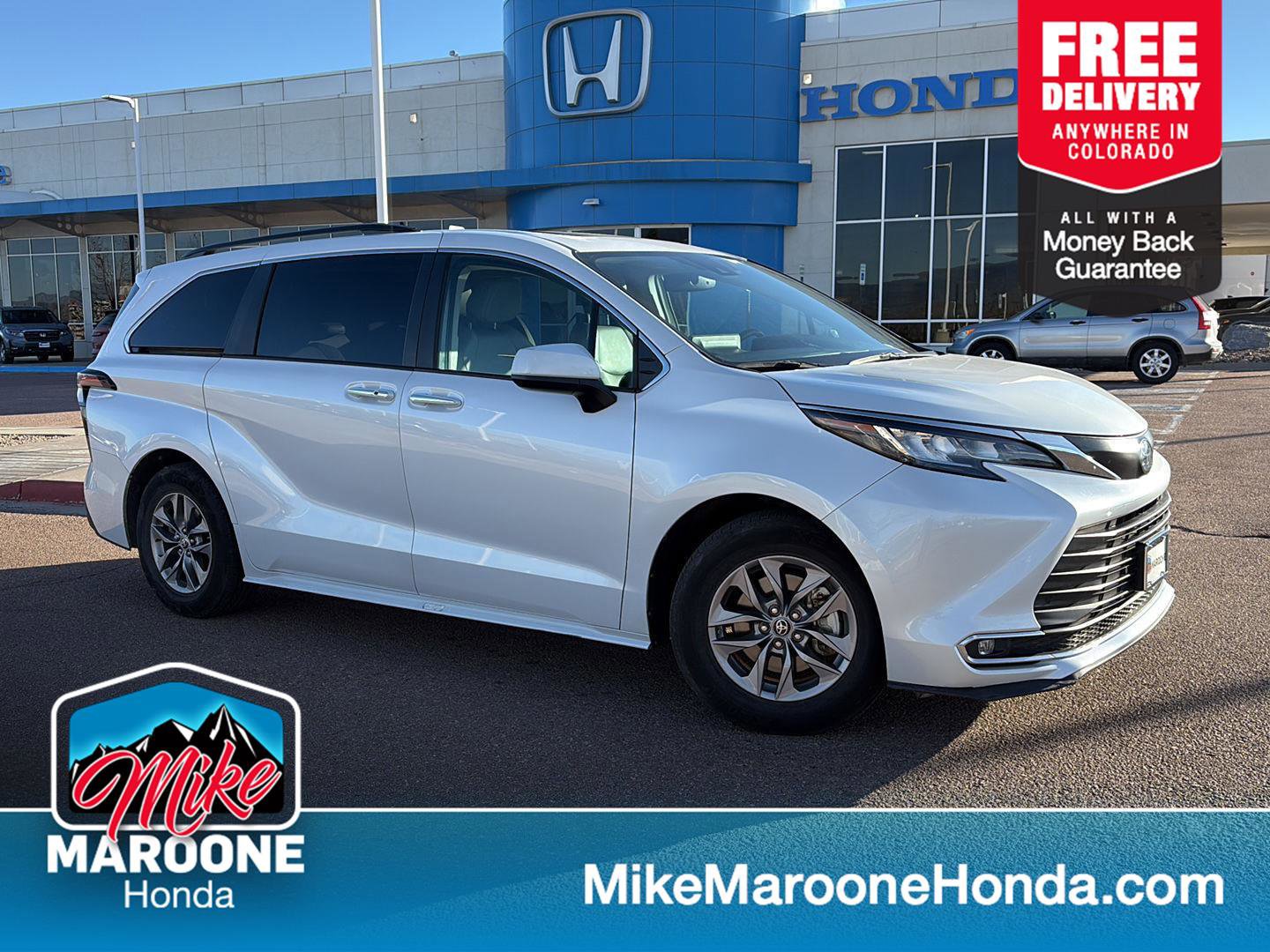 Used 2023 Toyota Sienna XLE image 1