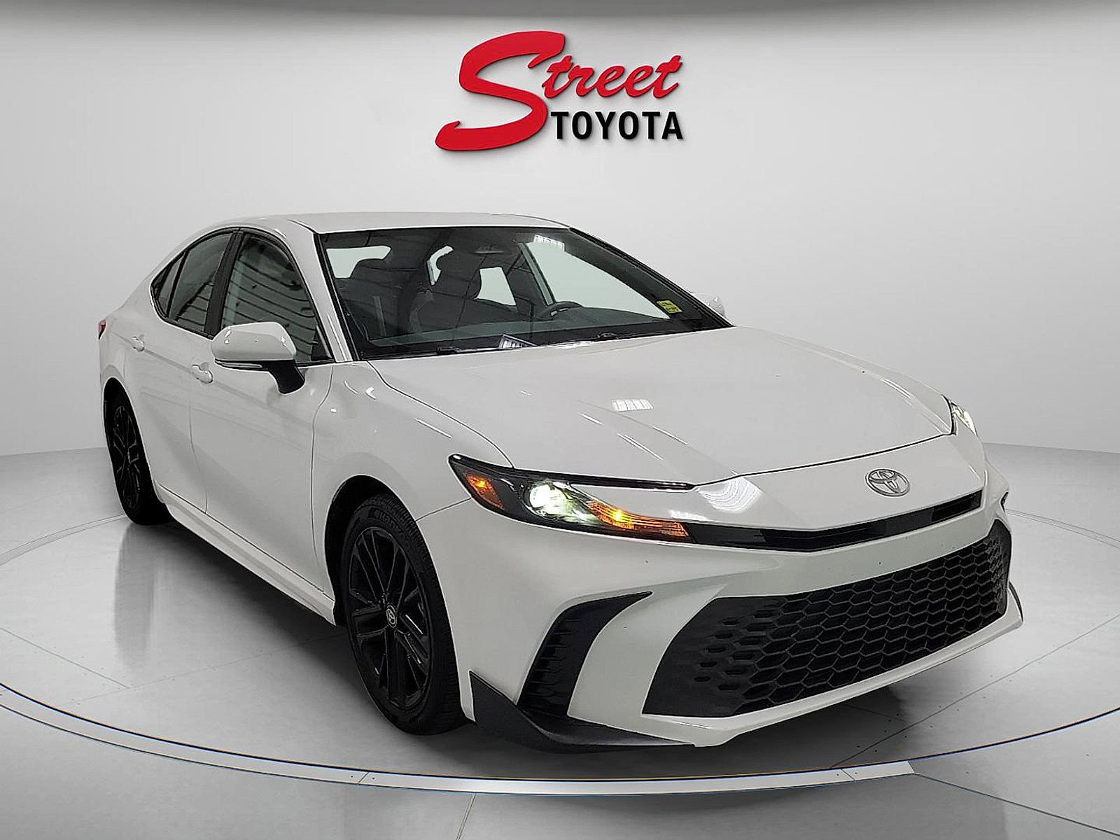 Certified 2025 Toyota Camry SE FWD image 5