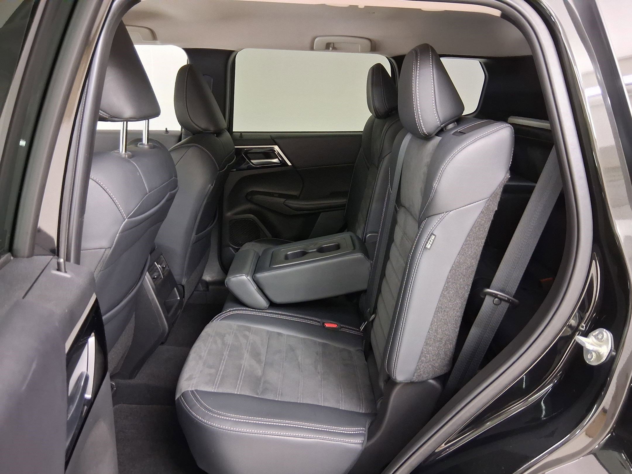 Used 2024 Mitsubishi Outlander SE image 14