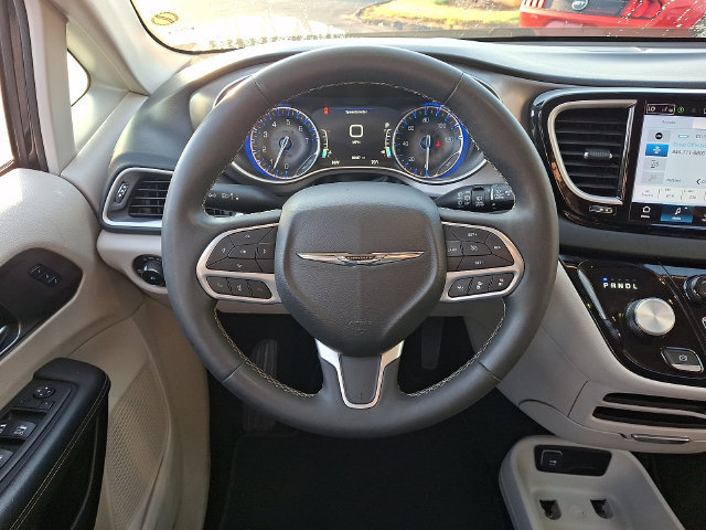 Used 2023 Chrysler Pacifica Touring-L FWD image 19