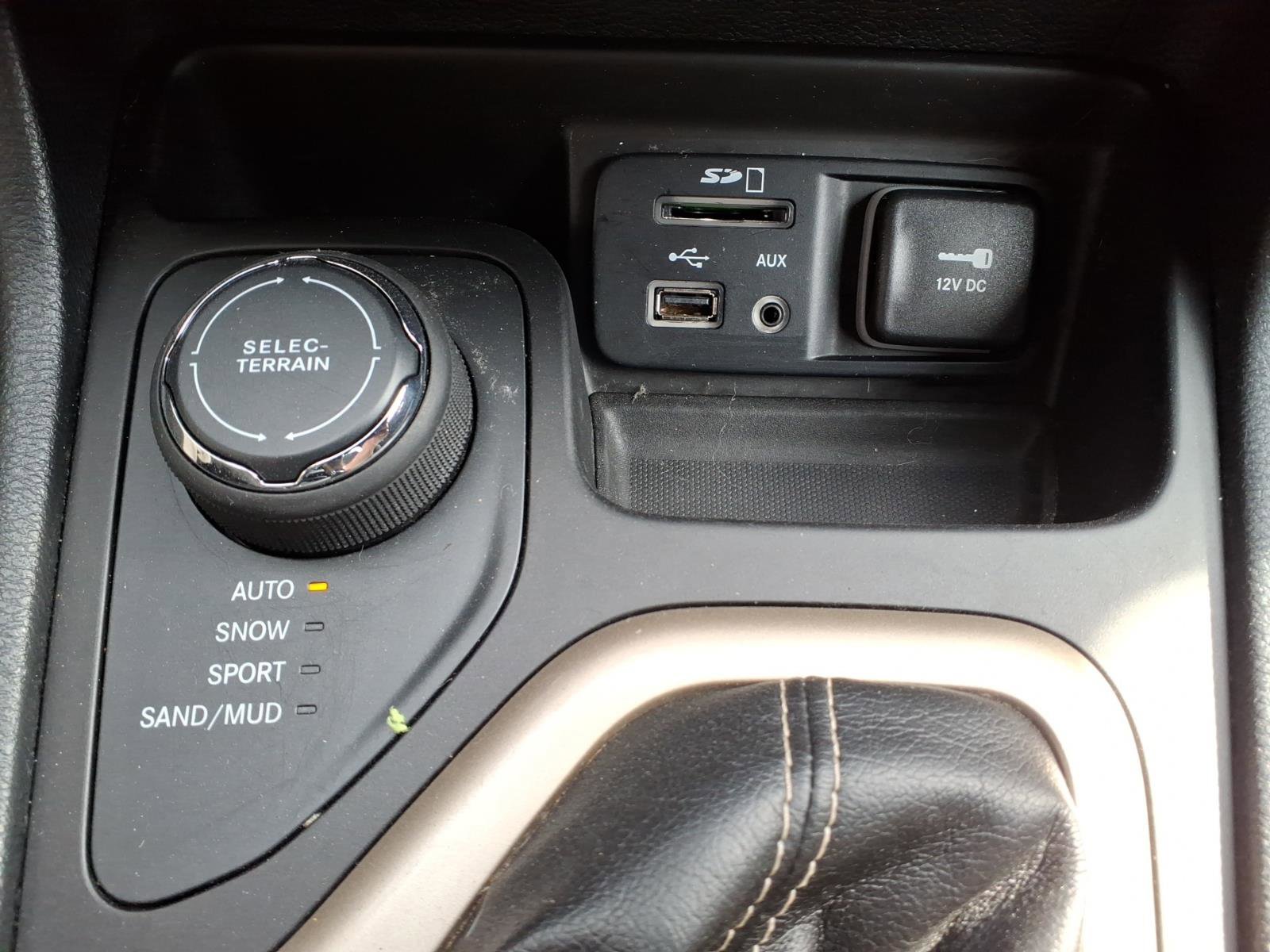 Used 2016 Jeep Cherokee Latitude AWD/4WD image 13