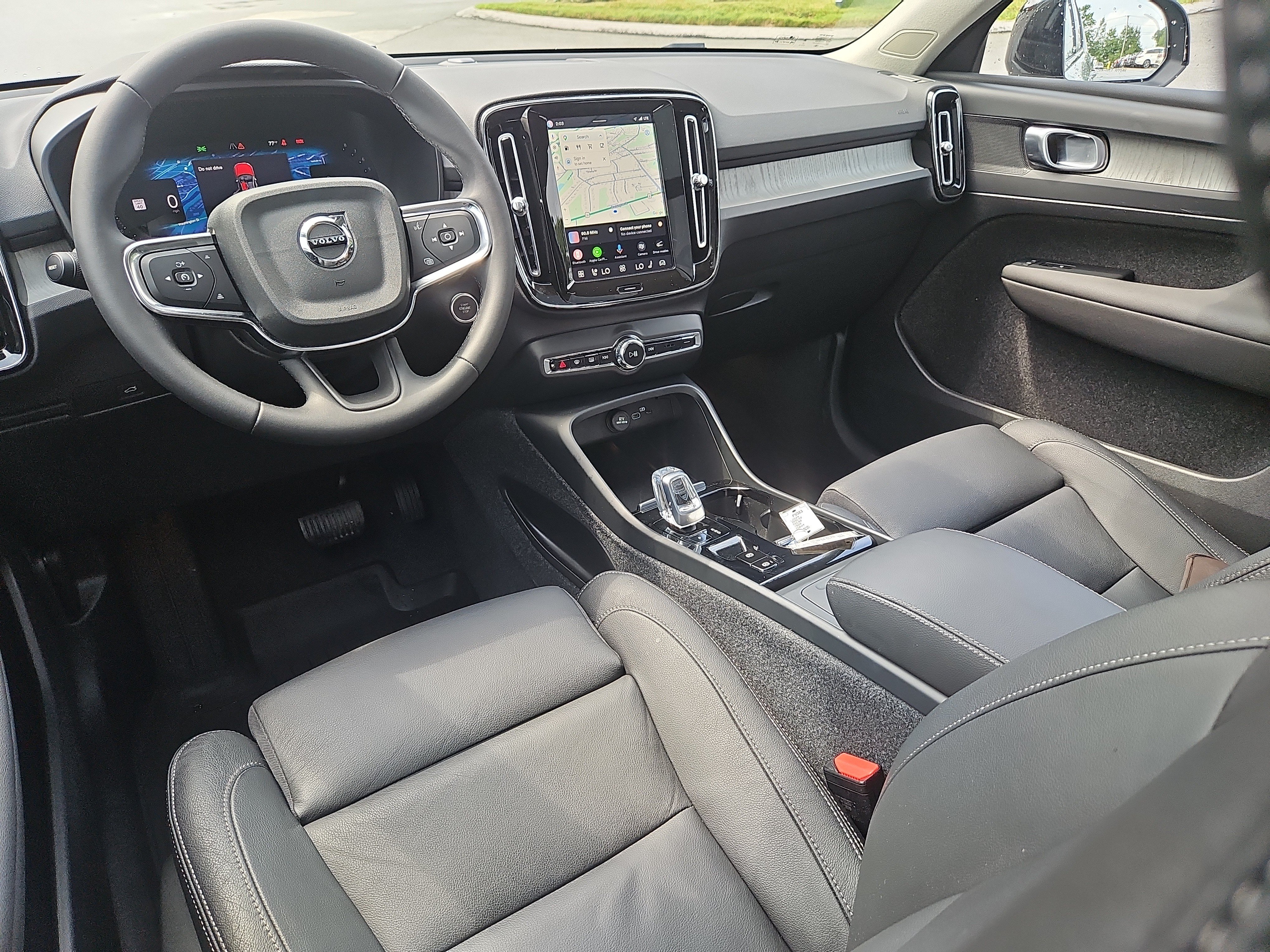 Used 2024 Volvo XC40 B5 Plus w/ Protection Package Premier AWD/4WD image 3