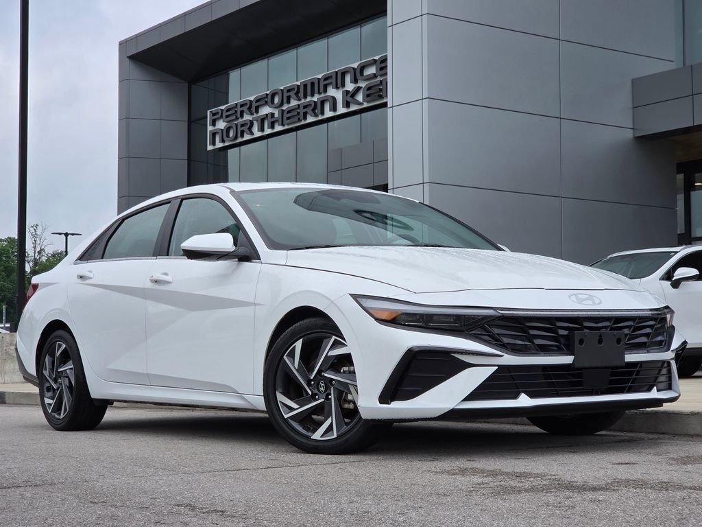 Used 2025 Hyundai Elantra SEL FWD image 2