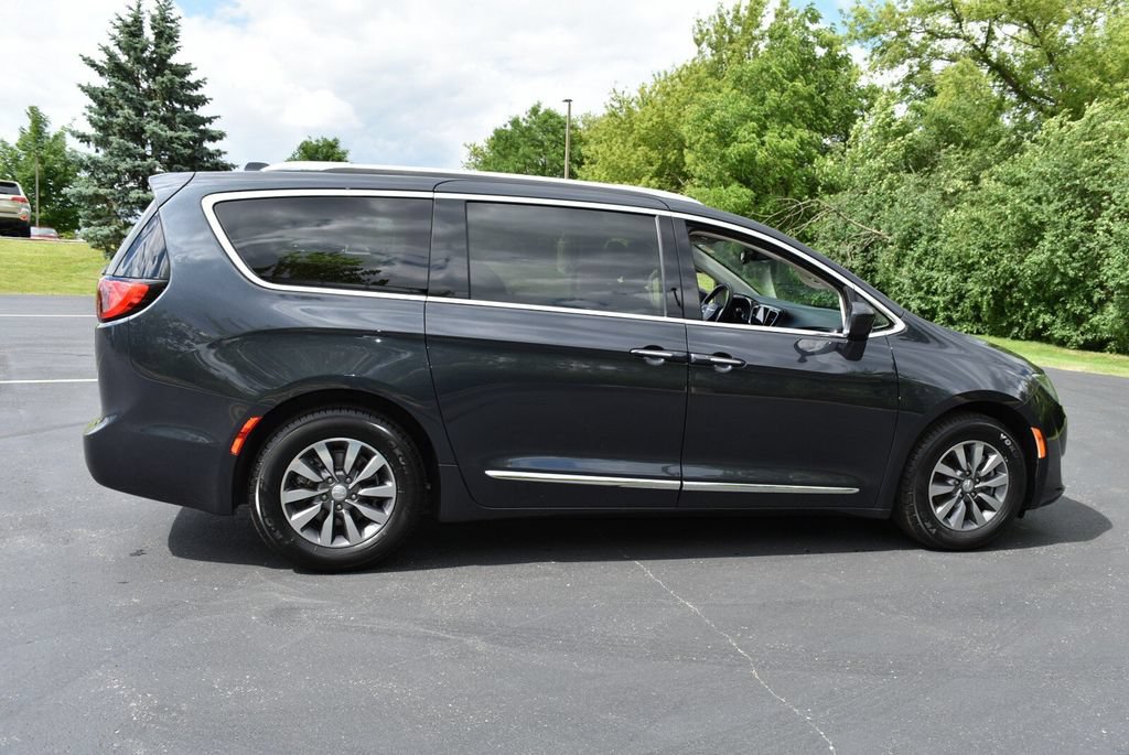 Used 2019 Chrysler Pacifica Touring-L Plus FWD image 4
