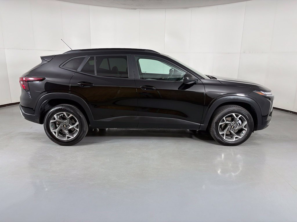 Used 2025 Chevrolet Trax LT FWD image 9
