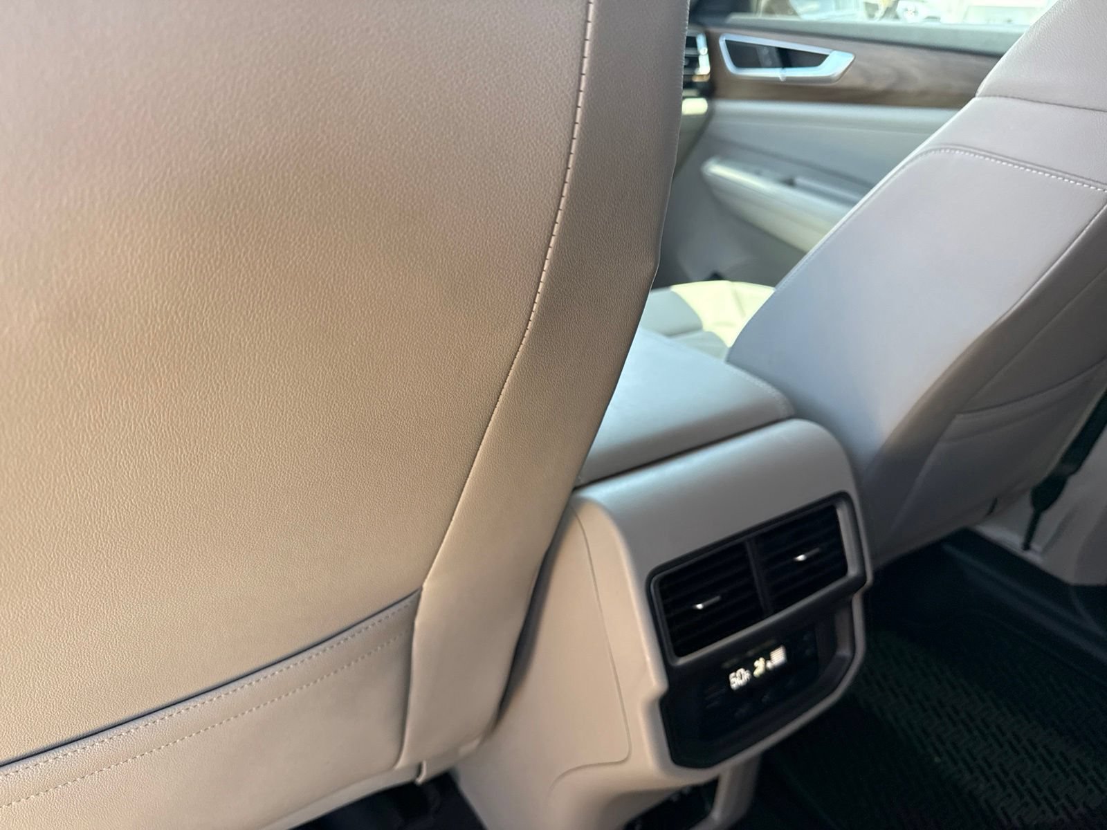 Used 2024 Volkswagen Atlas SE FWD image 11